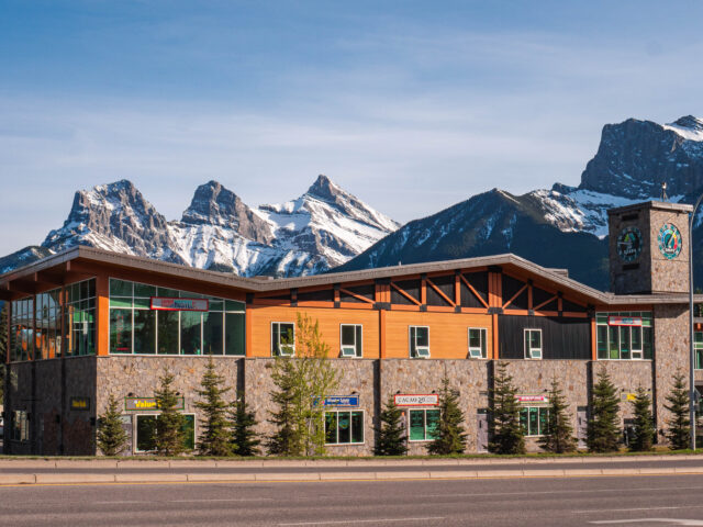 Canmore Downtown hostel Exterior snowy peaks